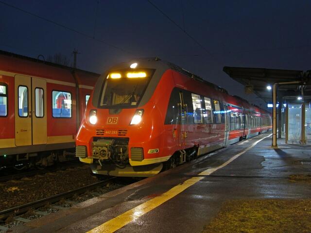 Erster offizieller Halt eines der neuen Züge in Friedberg