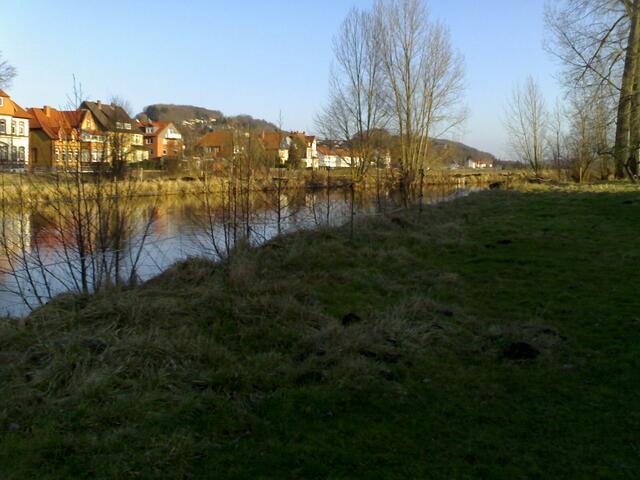 Alfeld: 300m vor der Brücke im Oberwasser, rechts voraus der Ufertreppen-An/Ableger.