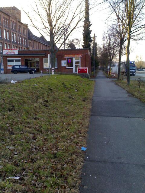 Alfeld: Nach dem Wasserfall, unweit der Brücke ein Imbiss.
