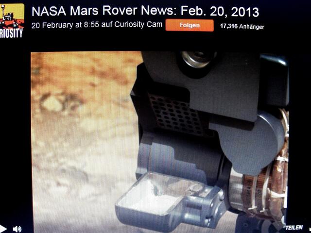 . . . vorn in der Schale, der eingesammelte Gesteinsstaub zur späteren Analyse . . .