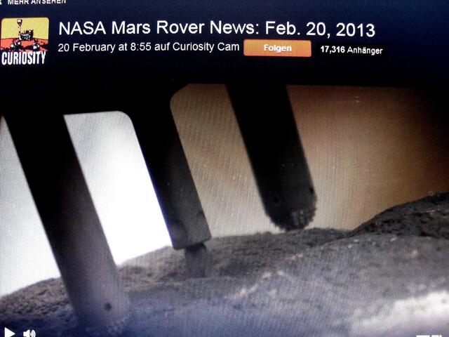 . . . das Bohrwerk von "Curiosity" bei der Arbeit, in der Mitte der Bohrer, re. und links Stützpunkte . . .