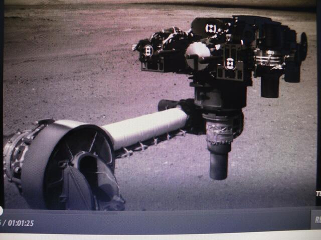 . . . der Mars-Roboter "Curiosity" mit daran angebrachten Bohrsatz vor seiner Arbeit  . . .