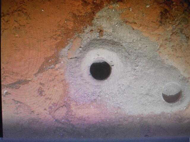 . . .  vom Mars-Roboter "Curiosity" gebohrte Löcher im Marsboden . . .