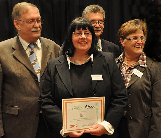 Landwirtschaftsminister Gert Lindemann, Preisträgerin Susanne Schumacher, Geschäftsführer Agrar-Media Hans-Dieter Kreft, Brigitte Scherb, Vorsitzende LandFrauen-Landesverbände Niedersachsen (Fotografie: Medienhaus Burgdorf)