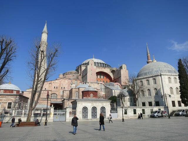 Die Hagia Sophia - ein epochales Bau- und Kunstwerk. 537 zur Kirche geweiht, ab 1453 Moschee und seit 1934 ein Museum