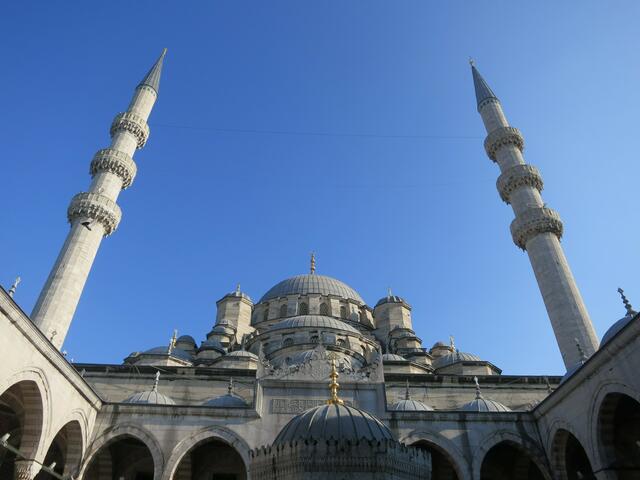 Am Goldenen Horn erhebt sich die grandiose Yeni Camii, die Moschee der neuen Sultansmutter, direkt neben dem Ägyptischen Gewürzbasar.