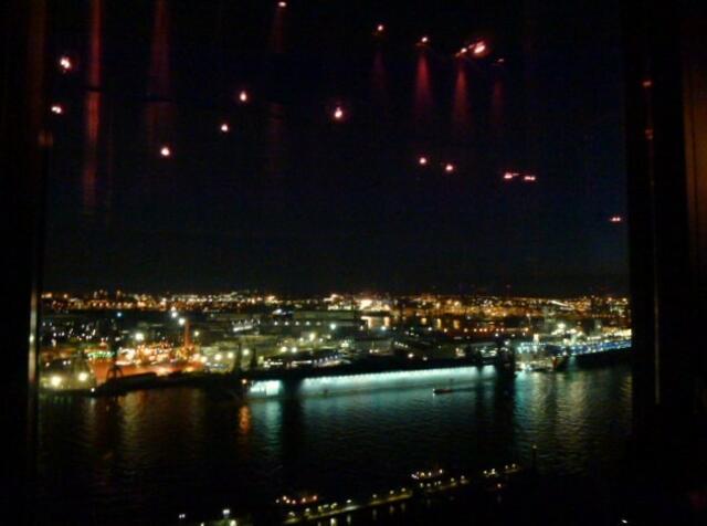 Blick südlich über die Elbe zu den Docks und Hafenanlagen - mit Lichtspiegelung von den hängenden Deckenleuchten der 20up-Bar