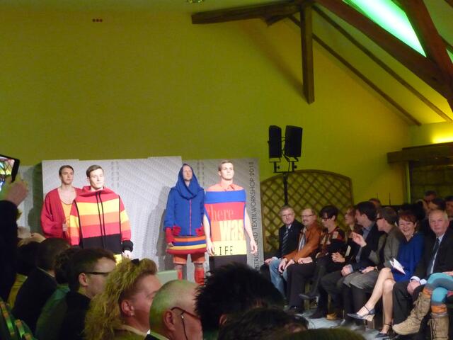 Mann im farbenfrohem Strick und mit buntem Reifenrock(gestrickt)