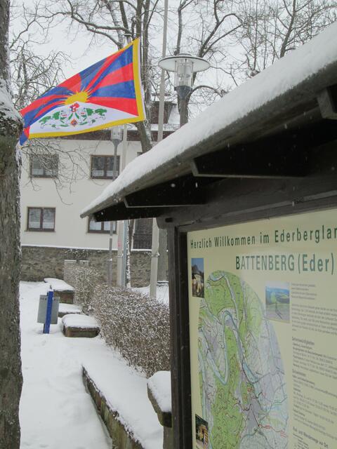 Die Flagge Tibets am schneebedeckten Battenberger Marktplatz.