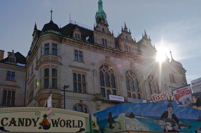 ... Sonne strahlt über dem Stadthaus - bei den Tagungen fehlen oft die Ideen für die Kompromisse  ...