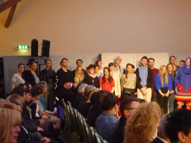 Abschlussfoto von Studenten und mitwirkenden Models