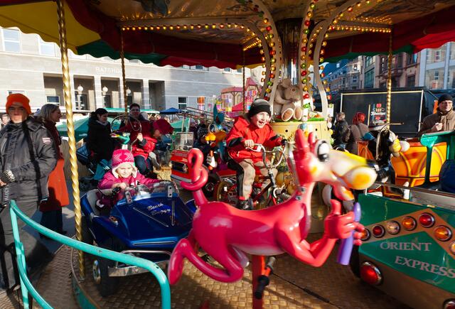 ... ein Kinderkarussel gehört zum bunten Treiben ...