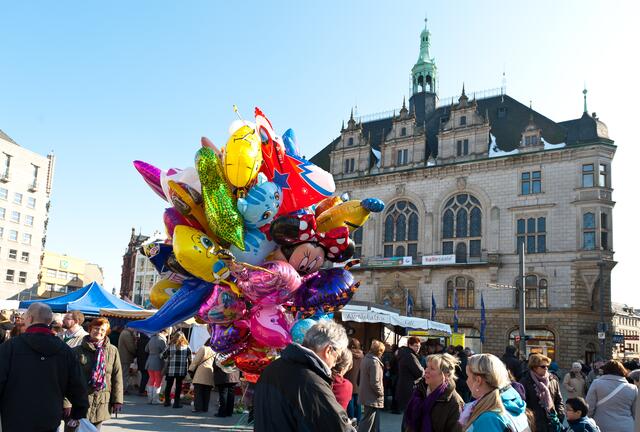 ... buntes Treiben auf dem Marktplatz