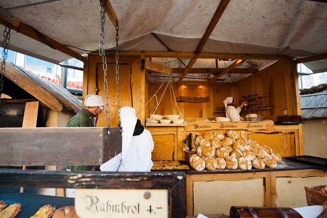 ... frische Semmeln - der Bäcker und die Bäckerin