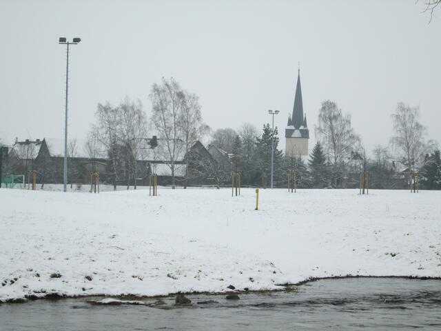 Blick über die Eder zum Sportplatz nach Battenfeld.