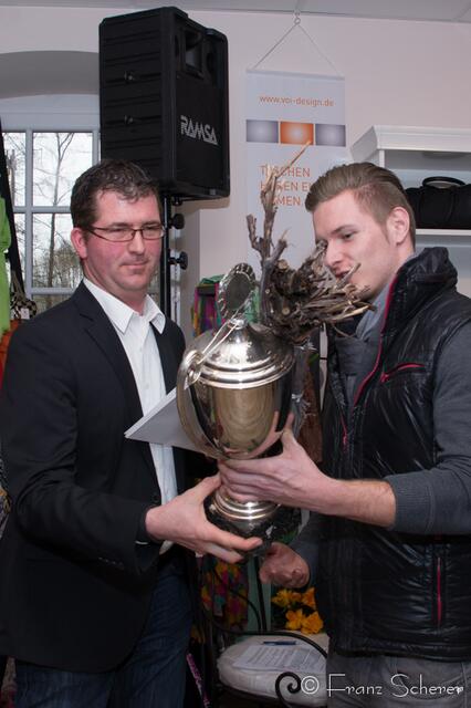20. Jugendwettkampf 2013 der Floristen-Auszubildenden im Bezirk Schwaben-Mitte. Der Vorjahresieger Ingo Sauer übergibt den Annabella Flaschka Pokal an Florian Kratzer (FDF Bezirk Schwaben), links
