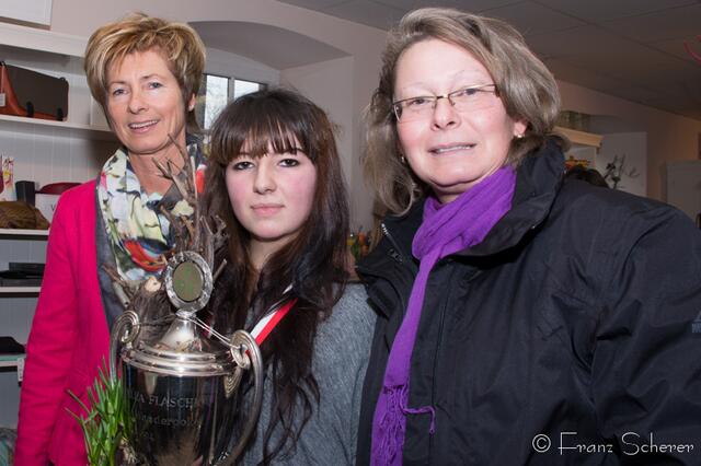20. Jugendwettkampf 2013 der Floristen-Auszubildenden im Bezirk Schwaben-Mitte. Im Bild v.l.: FDF-Präsidentin Ernie Salzinger Nuener, Siegerin Melisa Vurmaz und Andrea Schlegel-Keller (Gartenbau Schlegel)