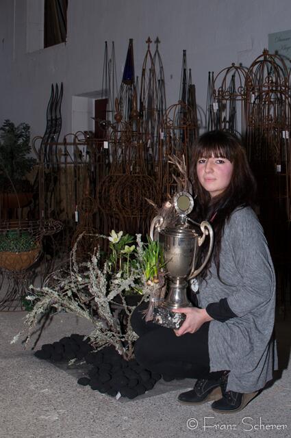 Melisa Vurmaz ist die Siegerin beim 20. Jugendwettkampf 2013 der Floristen-Auszubildenden im Bezirk Schwaben-Mitte. Das Bild zeigt die Gewinnerin des Annabella Flaschka Pokals bei ihrer  Kreation