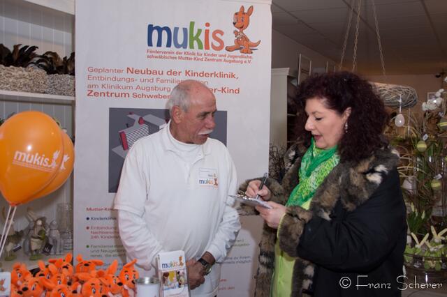 20. Jugendwettkampf 2013 der Floristen-Auszubildenden im Bezirk Schwaben-Mitte. Hans Jenuwein vom 'mukis e.V.' im Gespräch mit myheimat-Reporterin Sabina Scherer