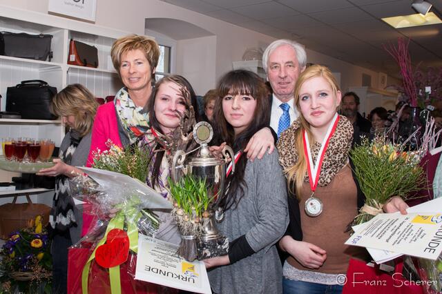 20. Jugendwettkampf 2013 der Floristen-Auszubildenden im Bezirk Schwaben-Mitte. Im Bild v.l.: FDF-Präsidentin Ernie Salzinger Nuener, Maria-Magdalena Schapfl, Melisa Vurmaz, MdL Max Strehle und Jasmin Ley