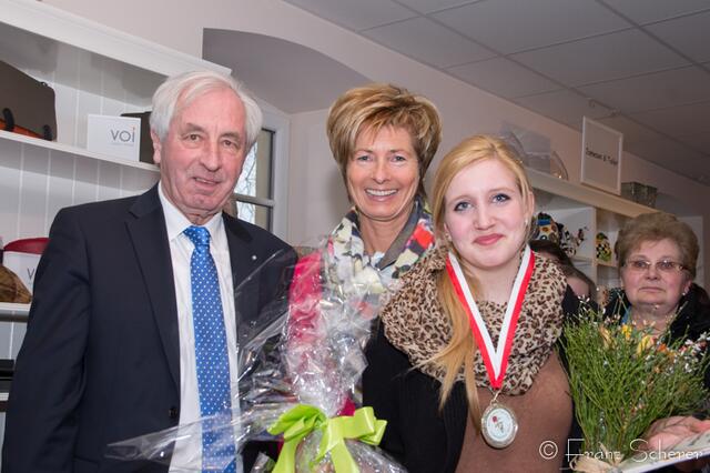 20. Jugendwettkampf 2013 der Floristen-Auszubildenden im Bezirk Schwaben-Mitte. Im Bild MdL Max Strehle, FDF-Präsidentin Ernie Salzinger-Nuener (mitte) und die drittplatzierte Jasmin Ley