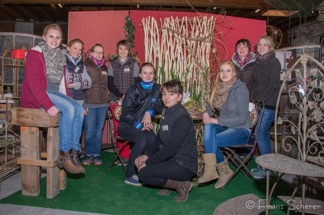 20. Jugendwettkampf 2013 der Floristen-Auszubildenden im Bezirk Schwaben-Mitte. Neun angehende Floristinnen kämpfen ums Siegerpodest