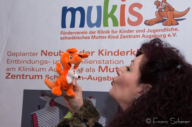 20. Jugendwettkampf 2013 der Floristen-Auszubildenden im Bezirk Schwaben-Mitte. Da freuen sich beide: myheimat-Reporterin Sabina Scherer und Muki, das Maskottchen vom 'mukis e.V.'