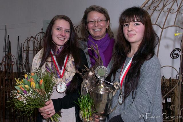20. Jugendwettkampf 2013 der Floristen-Auszubildenden im Bezirk Schwaben-Mitte. Andrea Schlegl-Keller (Blumen Schlegl, mitte) freut sich riesig über die zwei Bestplatzierungen ihrer Auszubildenden Melisa Vurmaz (rechts, Siegerin) und Maria-Magdalena Schapfl (2. Platz)
