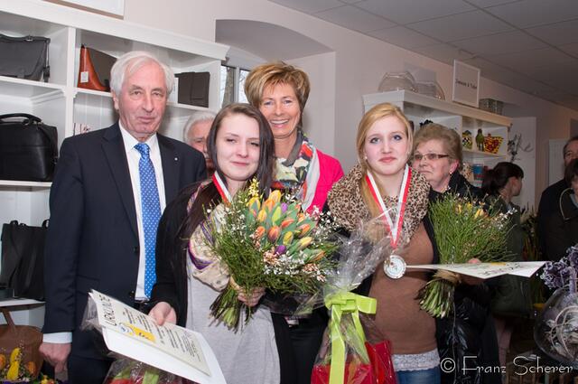 20. Jugendwettkampf 2013 der Floristen-Auszubildenden im Bezirk Schwaben-Mitte. Im Bild v.l.: MdL Max Strehle, die zweitplatzierte Maria-Magdalena Schapfl, FDF-Präsidentin Ernie Salzinger-Nuener (mitte) und die drittplatzierte Jasmin Ley