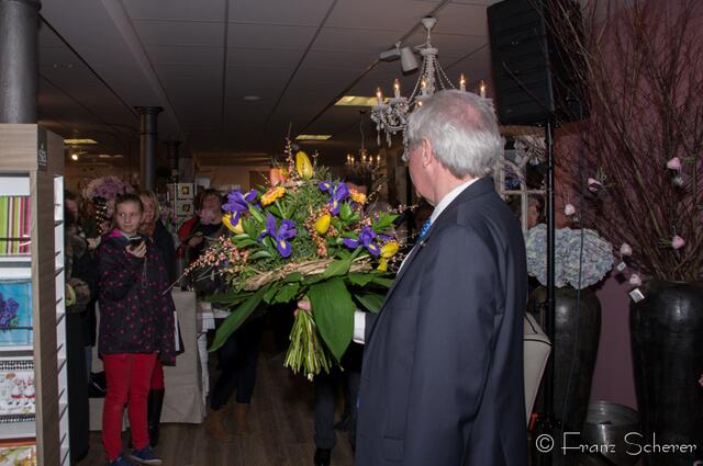 20. Jugendwettkampf 2013 der Floristen-Auszubildenden im Bezirk Schwaben-Mitte. Max Strehle versteigert die prämierten Sträuße der Wettkämpferinnen