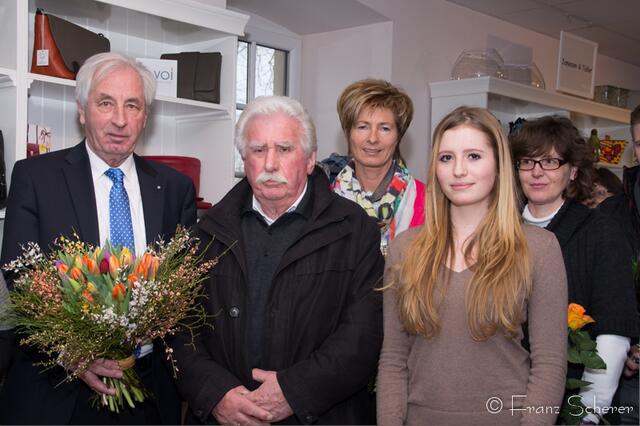 20. Jugendwettkampf 2013 der Floristen-Auszubildenden im Bezirk Schwaben-Mitte. v.l.: Schirmherr MdL Max Strehle, Otto Flaschka, FDF-Präsidentin Ernie Salzingener Nuener, Lucca Flaschka und Petra Sirch (FDF Bezirk Schwaben Mitte)