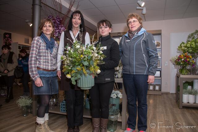 20. Jugendwettkampf 2013 der Floristen-Auszubildenden im Bezirk Schwaben-Mitte. Das Team vom Grande Via. V.l.: Margit Schneck, Ilka Gronau, Wettbewerbs-Siegerin Melisa Vurmaz und Gudrun  Rebelein