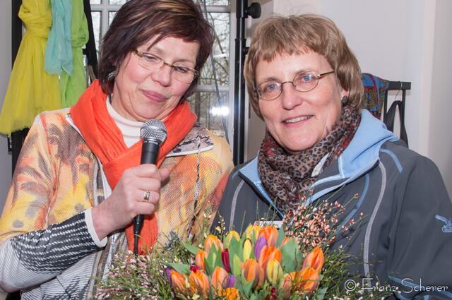 20. Jugendwettkampf 2013 der Floristen-Auszubildenden im Bezirk Schwaben-Mitte. v.l.: Vorsitzende Christa Egelhardt (FDF Bezirk Schwaben Mitte) und Gudrun Rebelein (Grande Via)