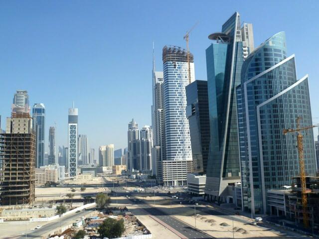 Die Baukräne bewegen sich wieder in Dubai. Neubaugebiet an der Sheikh Zayed Rd  im Stadtteil Business Bay.