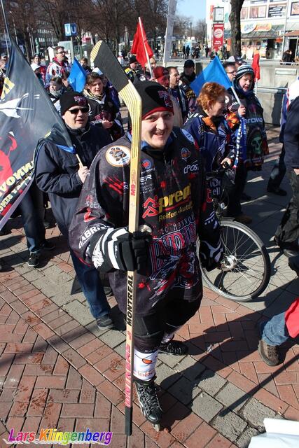auch in kompletter Eishockeyausrüstung und Inlinern nahmen Fans an der Demo teil