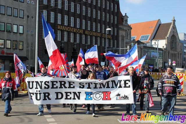 Fandemo mit 300 Eishockeyfans aus ganz Deutschland, zum Erhalt des Professionellen Eishockeys am Pferdeturm