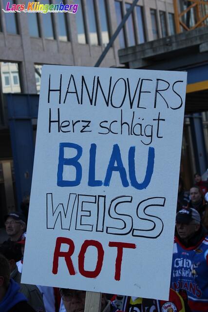 Fandemo mit 300 Eishockeyfans aus ganz Deutschland, zum Erhalt des Professionellen Eishockeys am Pferdeturm