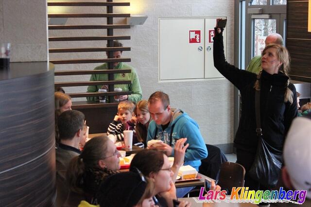 Auch nicht Fans zückten ihre Handys um das Geschehen zu filmen oder zu fotografieren