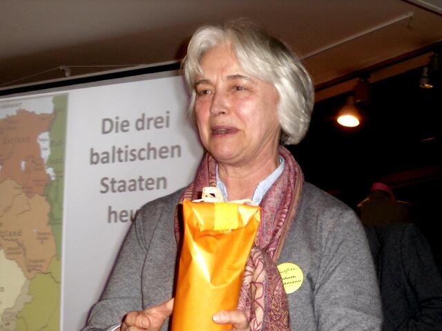 . . . Frau Goldmann, . . . hatte als Dankeschön am Ende der Veranstaltung für die 3 Teilnehmer Geschenke parat . . .
