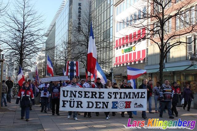 Fandemo mit 300 Eishockeyfans aus ganz Deutschland, zum Erhalt des Professionellen Eishockeys am Pferdeturm