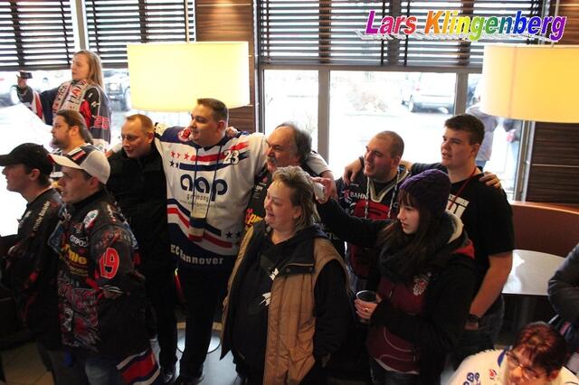 und die Fans unterstützen ihn tatkräftig