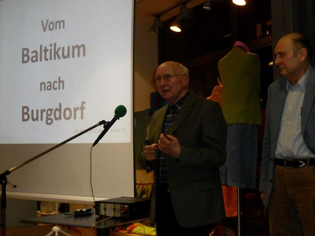 . . . Pastor i.R. Rudolf Bembenneck vom Arbeitskreis Gedenkweg 09. November, stellt die 3 Personen vor, die über ihr Schicksal berichten . . .