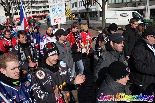 Fandemo mit 300 Eishockeyfans aus ganz Deutschland, zum Erhalt des Professionellen Eishockeys am Pferdeturm