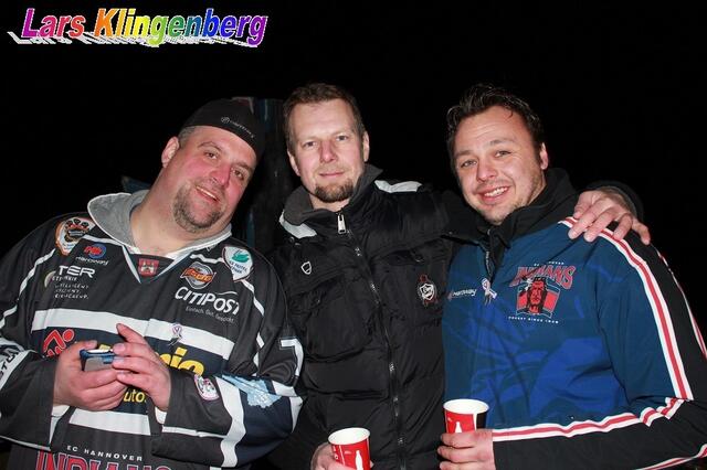 v.l.n.r. Sascha Hartung (Fanbeauftragter der Hannover Indians), Roman Kondelik (ehem. Torwart der Hannover Indians) und Heiko Hausmann (ECHte Hannoveraner)