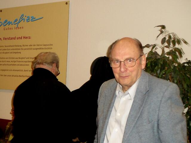 . . . Georg Maltz, der 1. Teilnehmer des Erzähl-Cafes, er ist in Lettland in Riga geboren . . .