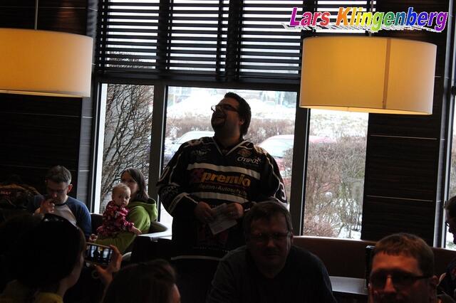 Hannes Lambert nutzte den Aufenthalt in Kirchheim um "Hier am Turm" zu singen