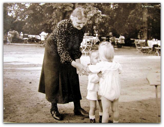 Großmutter H. mit ihren Enkel