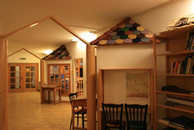 Schulhaus-Impressionen II: Flur mit Lerninseln