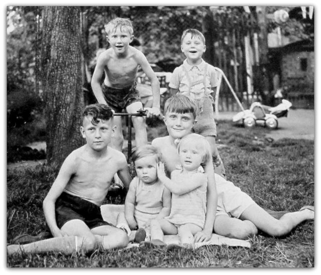 wir Geschwister mit Freunde im Garten in Vöhrum