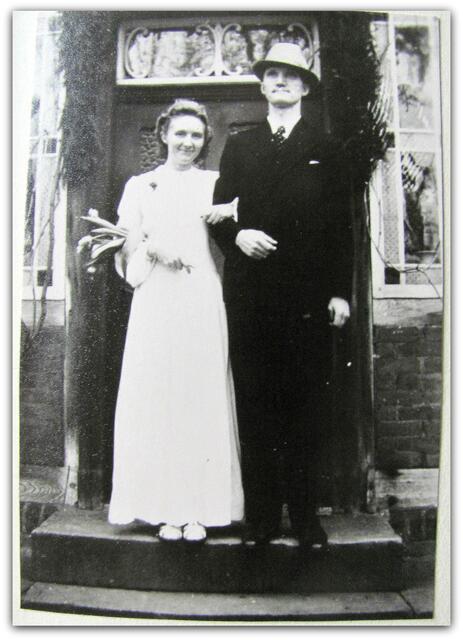 Adolfs Eltern bei einer Hochzeit